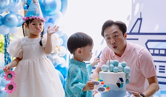 Cường Đô la hạnh phúc trong ngày sinh nhật bên Đàm Thu Trang và hai nhóc tì đáng yêu