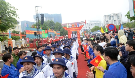 TP Hồ Chí Minh: Xúc động cảnh người thân đội mưa tiễn tân binh lên đường nhập ngũ