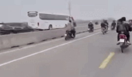 Chạy xe máy tốc độ cao, nhóm thanh niên gặp tai nạn khiến 4 người thương vong