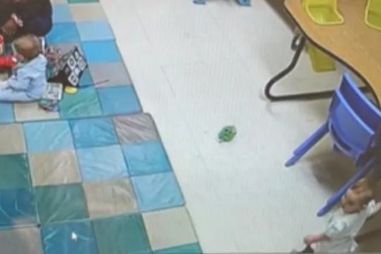 Kiểm tra camera từ nhà trẻ của con gái, bà mẹ chỉ có thể bật khóc nức nở với lý do chưa từng ai nghĩ đến