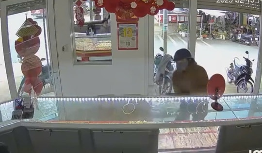 Video: Kẻ bịt mặt dùng búa đập tủ kính cướp tiệm vàng giữa ban ngày
