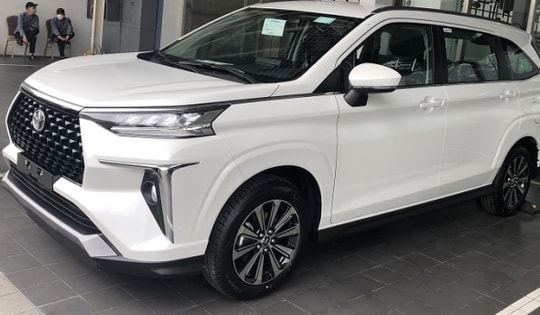 Giá lăn bánh Toyota Veloz Cross mới nhất rẻ vô đối còn kèm ưu đãi, Mitsubishi Xpander lo không kịp doanh số