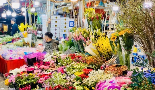 Chợ hoa lớn nhất Thủ đô tấp nập nhập hàng phục vụ khách dịp Valentine