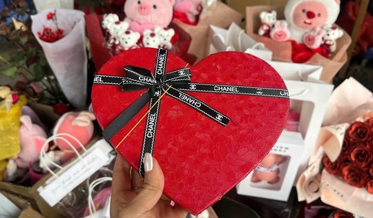 Những món quà tặng 'đốn tim' ngày lễ tình nhân này khiến giới trẻ xôn xao tìm kiếm