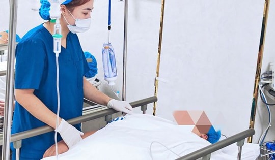 Bé trai nặng 3,6kg chào đời sau ca mổ đẻ thành công từ bệnh nhân tiền sản giật nặng 100kg