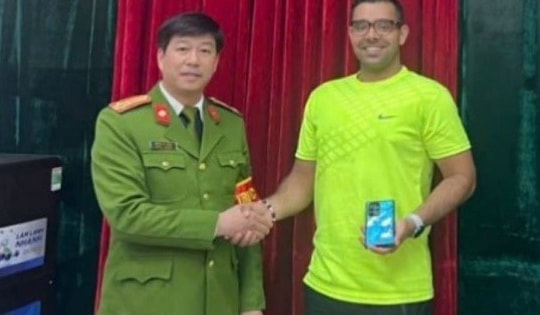 Công an Hà Nội tìm lại điện thoại thất lạc cho du khách nước ngoài