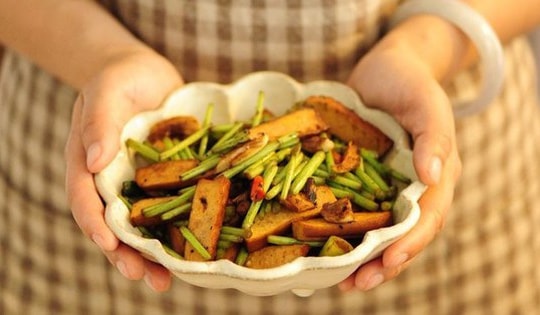 Loại rau dại được ví như 'thần dược' cho phụ nữ, đem nấu thành món ăn đơn giản nhưng giúp kháng khuẩn, giảm ho, điều hòa khí huyết