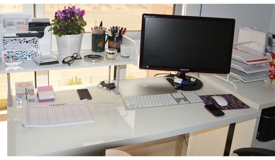 Cách trang trí phong thủy bàn làm việc năm 2025 giúp giảm căng thẳng và thu hút năng lượng tích cực