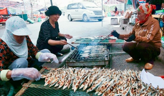 Về Nghệ An du xuân, ăn cá trích nướng than hồng thơm nức mũi