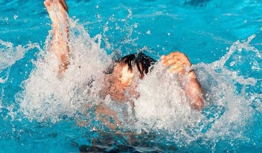 Sau việc bé 3 tuổi bị đuối nước nguy kịch, bác sĩ chỉ rõ cần tránh những sai lầm đáng tiếc