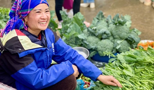 Chợ phiên lớn nhất vùng Tây Bắc tấp nập khách dịp đầu xuân