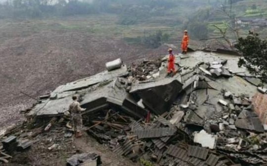 Một ngôi làng tách đôi trong 58 giây vì lở đất kinh hoàng, nhiều người tuyệt vọng đào đất bằng tay không để cứu người thân