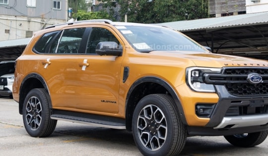 Giá lăn bánh Ford Everest mới nhất rẻ không tưởng còn kèm ưu đãi, Toyota Fortuner và Hyundai Santa Fe không theo kịp doanh số