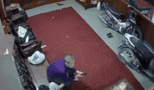 Hoảng hồn cảnh xe ô tô lao thẳng vào nhà dân, cuốn một người vào gầm ở Thái Nguyên