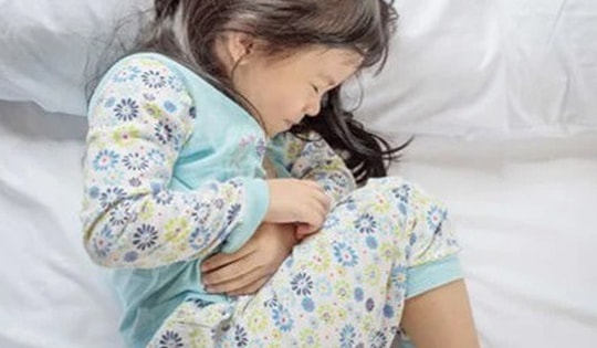 Bé 3 tuổi bất ngờ nguy kịch vì bị hoại tử ruột, xoắn ruột từ dấu hiệu đau bụng, nôn ói