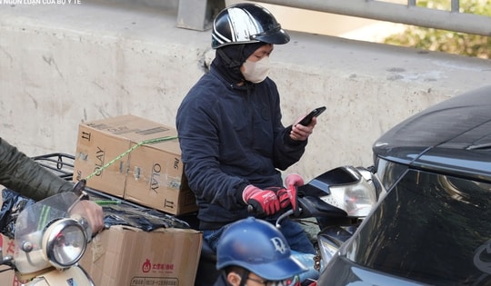 Dừng xe máy để nghe điện thoại có bị phạt tiền?