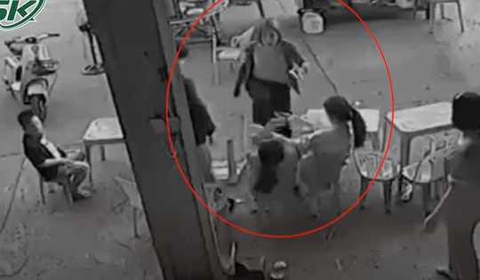 Nghĩ con trai bị cười cợt, người mẹ nổi cơn thịnh nộ đánh nữ sinh túi bụi ở quán ăn