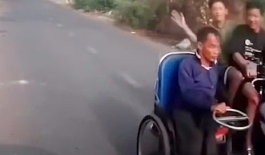 Công an xác minh clip người đàn ông khuyết tật bị hai thanh niên đi xe máy không mũ bảo hiểm tát vào đầu