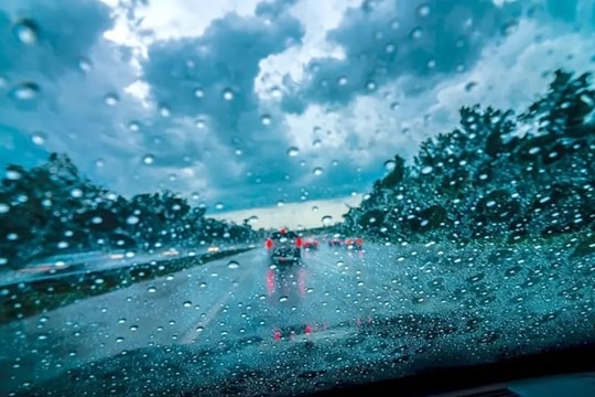 Lái xe thế nào để tránh va quệt khi trời mưa phùn?
