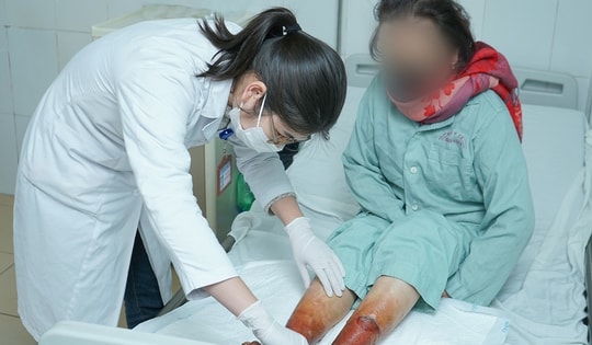 Người phụ nữ 60 tuổi ở Thái Bình bị hoại tử hai bàn chân vì ngâm giữ ấm bằng bột lá không rõ nguồn gốc