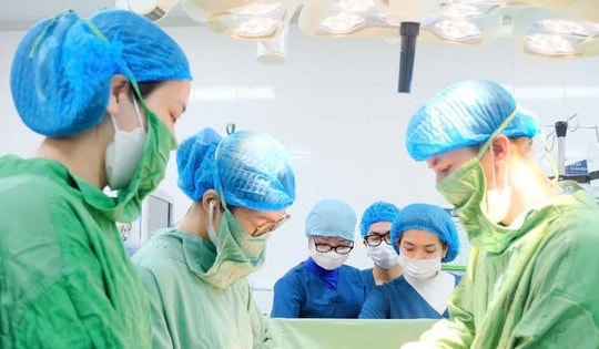 Hai mẹ con ở Hà Nội nguy kịch chỉ một giờ sau bữa cơm trưa có tôm, cua