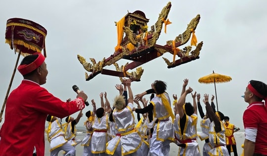 Độc đáo cảnh tung kiệu trong lễ cầu ngư ở xứ Nghệ