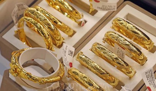 Khoảng cách giữa giá vàng trong nước và thế giới đang dần thu hẹp