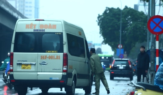 CSGT bí mật ghi hình, xử lý xe dừng đỗ đón trả khách dưới mưa