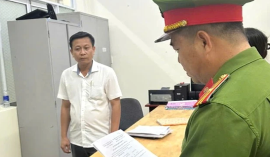 Tổ trưởng tổ xây dựng phường bị bắt vì 'bảo kê' công trình trái phép