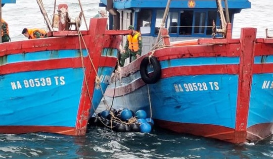 Bắt giữ 2 tàu giã cào tận diệt hải sản tại vùng biển Hà Tĩnh