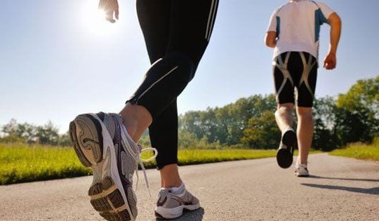 Người đàn ông 60 tuổi bất ngờ đau đớn vì thoái hóa khớp do mắc sai lầm này trong lúc đi bộ tập thể dục