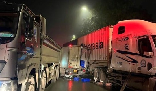 Hà Nội: CSGT kịp thời cưa cabin, cứu tài xế xe tải mắc kẹt sau tai nạn giao thông