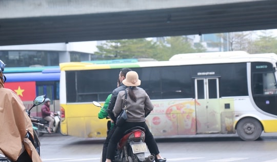 Người tham gia giao thông ở Hà Nội vẫn 'quên' đội mũ bảo hiểm, leo vỉa hè bất chấp quy định