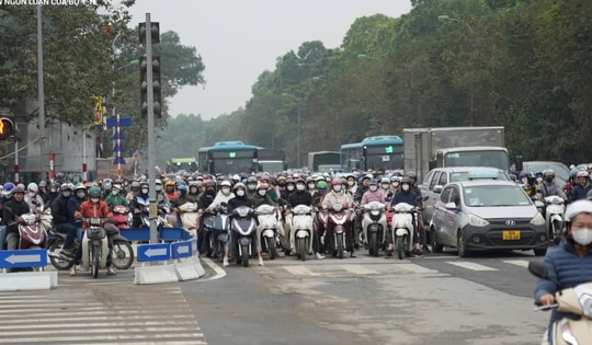 Dừng xe khi đèn xanh còn vài giây có bị xử phạt?