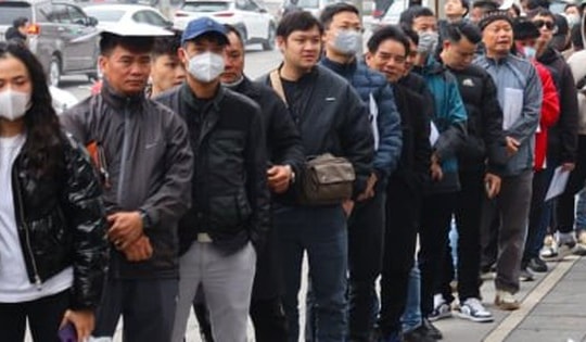 Điểm cấp đổi bằng lái xe đông nghẹt, 'cò' mời dịch vụ xếp hàng hộ giá cao ngất