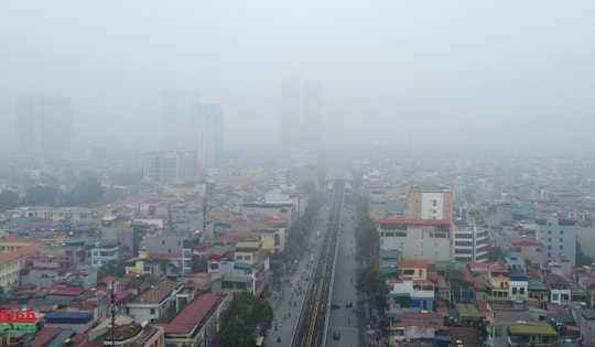 Hà Nội chìm trong sương mù, chất lượng không khí ở mức 'báo động'