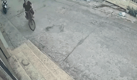 ‘Lái thử’ xe tải, nữ tài xế tông thẳng vào xe đạp khiến 1 người tử vong