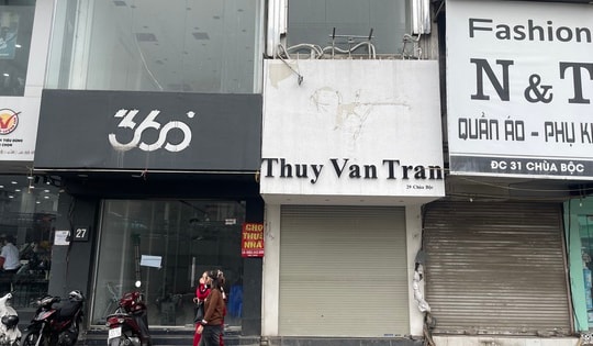 Nhiều mặt bằng kinh doanh trên 'đất vàng' Hà Nội treo biển cho thuê