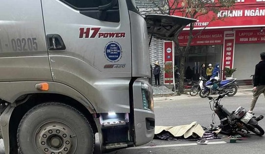 Video va chạm trực diện với xe đầu kéo, 2 nam sinh thương vong