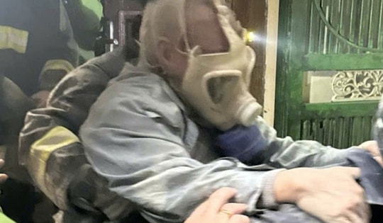 Hà Nội: Kịp thời giải cứu cụ ông 78 tuổi trong đám cháy tại quận Thanh Xuân