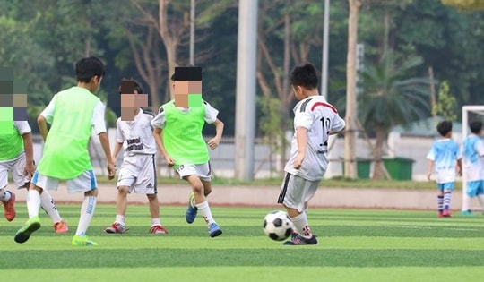 Đang đá bóng, nam sinh ở Hà Nội nhập viện gấp vì tai nạn ở vùng kín