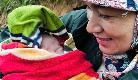 Giáo viên giúp sản phụ chuyển dạ sinh con bên đường