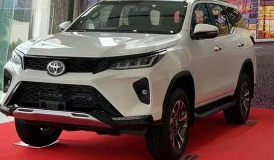 Giá lăn bánh Toyota Fortuner mới nhất đang cực rẻ, Ford Everest, Hyundai Santa Fe lo không so lại doanh số