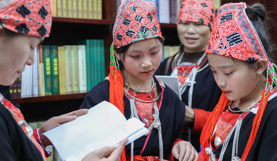 'Tủ sách Phật Quang' đến tay học sinh vùng cao