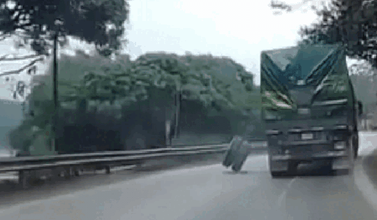 Đang cắt cỏ ven đường, người đàn ông bị bánh xe đầu kéo văng trúng, tử vong thương tâm