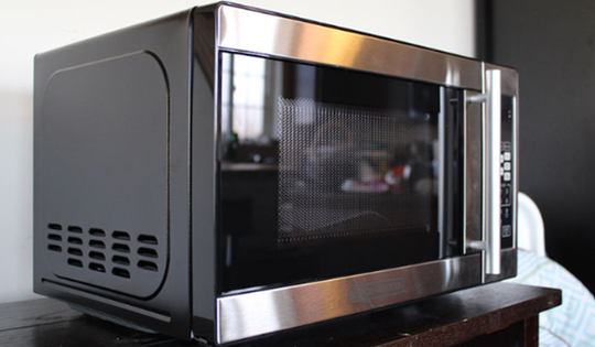 Nguyên nhân và cách khắc phục hiệu quả khi lò vi sóng bị nhiễm điện