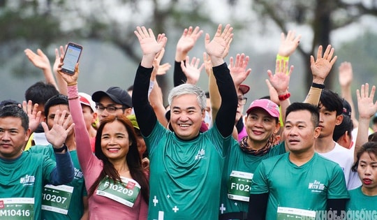 Bóng hồng chân trần trên đường chạy 'Run With Me – Cộng Đồng Khỏe'