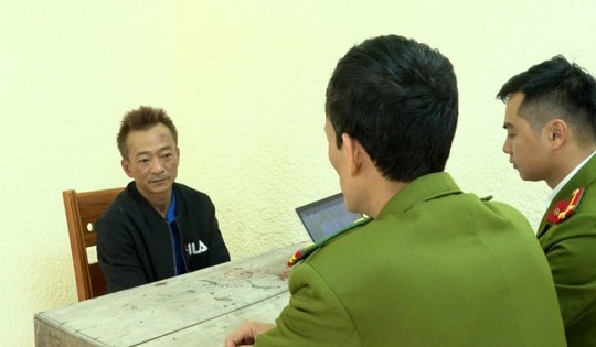 Bắt nam tài xế lái xe ô tô kéo lê xe máy trên đường nhiều cây số