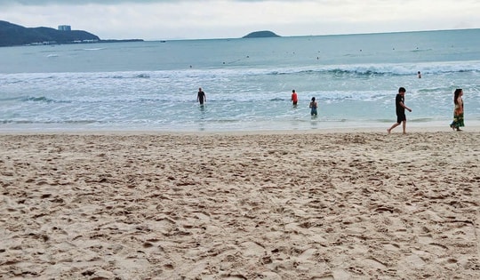 Ngày nhiệt độ xuống thấp, đến tắm biển Nha Trang cần làm gì để an toàn?