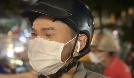 Đi xe máy đeo tai nghe có thể bị phạt đến 14 triệu đồng